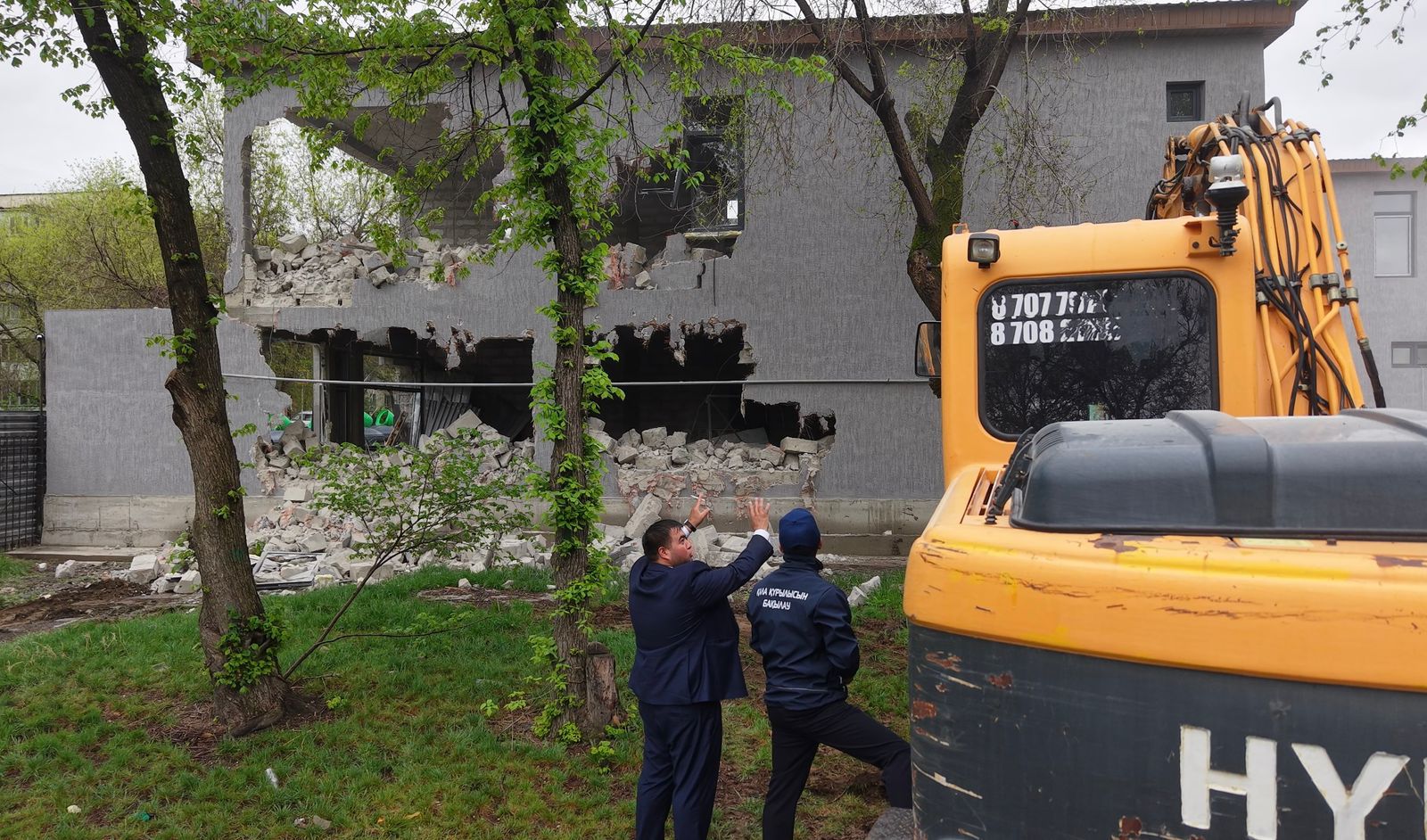 Алматыда дәмханаға заңсыз салынған нысан бұзылып жатыр