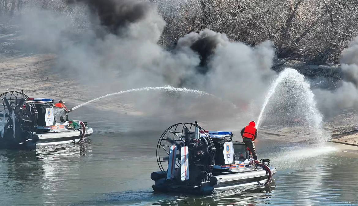 Спасатели МЧС усиливают готовность к природным пожарам с применением аэролодок