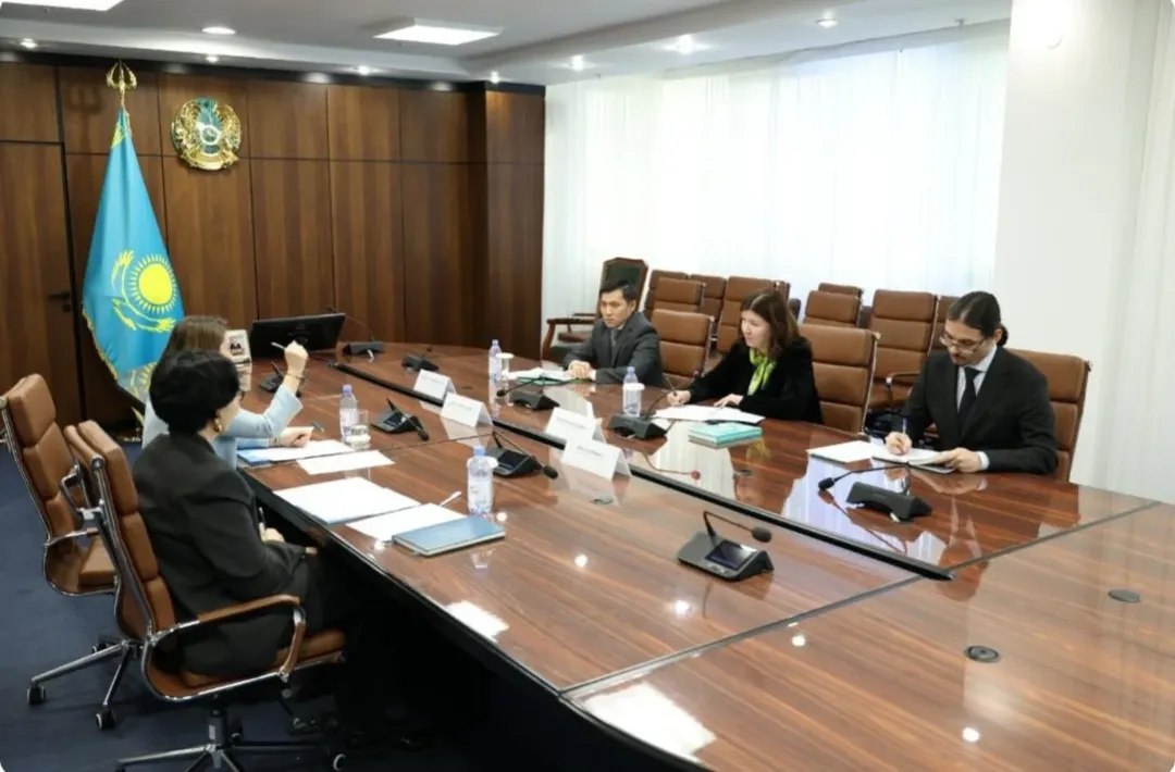 Жиында Мемлекет басшысы Қасым-Жомарт Тоқаевтың тапсырмасымен салынған «Келешек мектептері» ұлттық жобасының нәтижелері туралы айтылды.