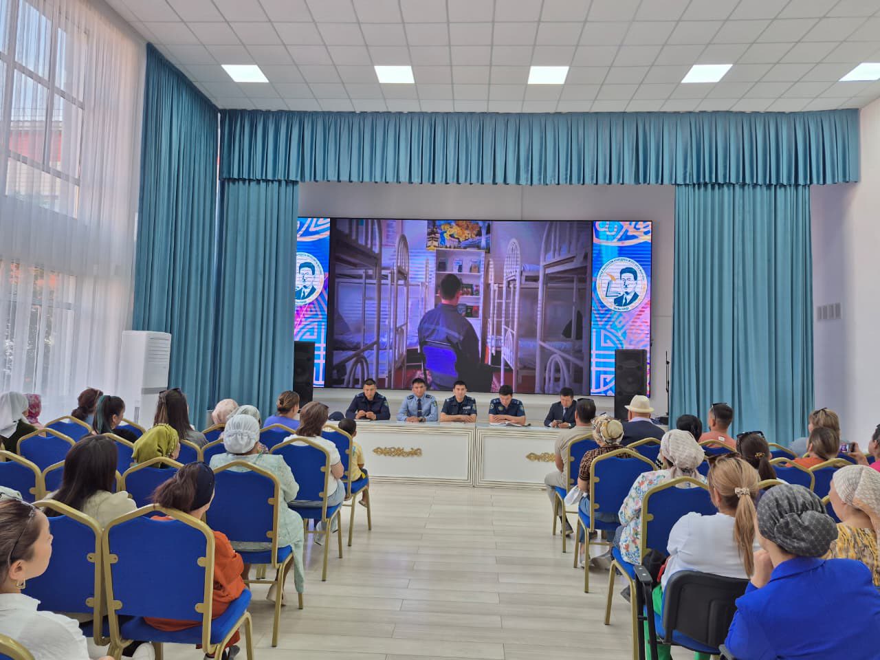 Қызылордалық полицейлер мектеп оқушыларына нашақорлық және интернет-алаяқтық тақырыбында дәріс оқыды