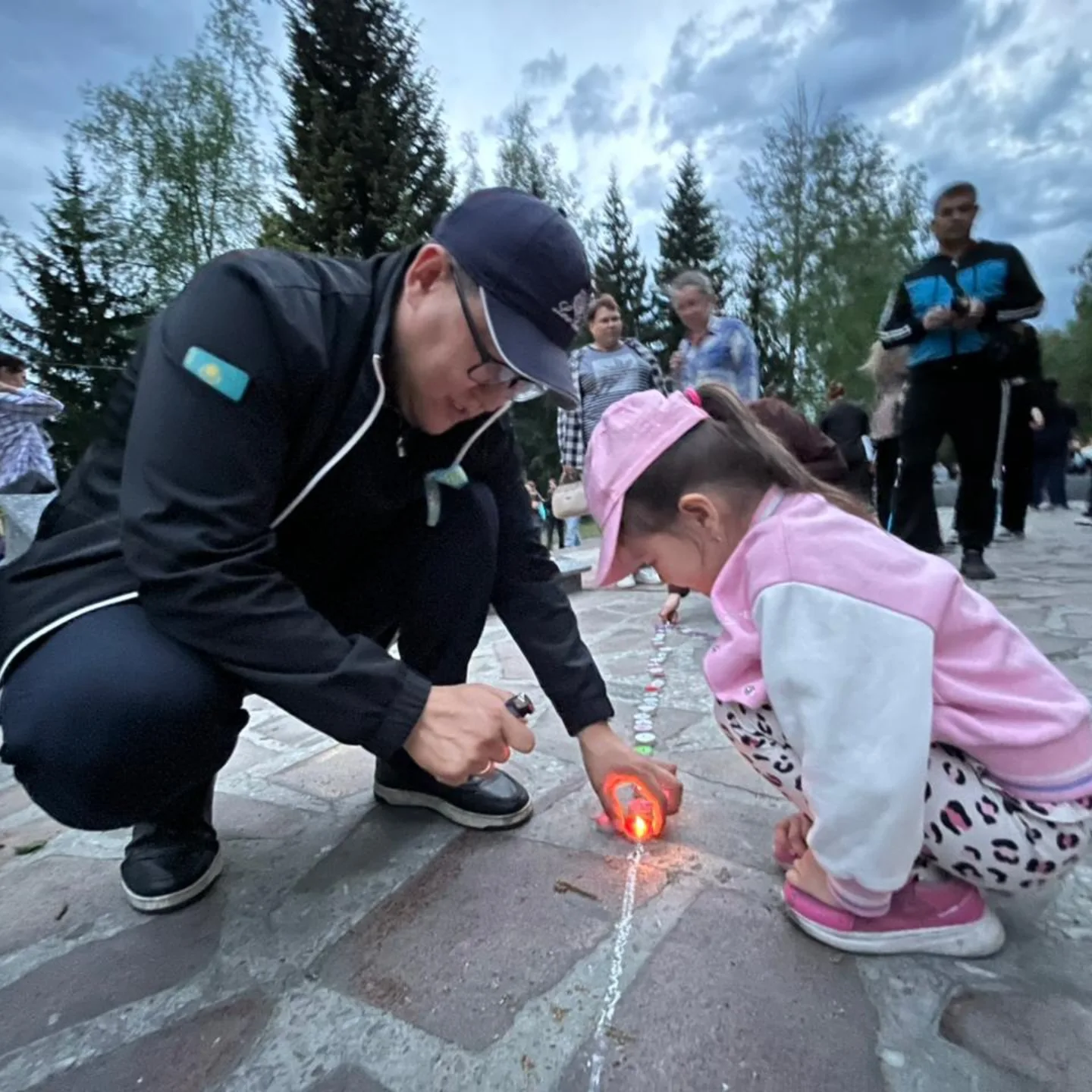 В городе Алтай прошла патриотическая акция «Зажги звезду», посвящённая памяти героев Великой Отечественной войны.
