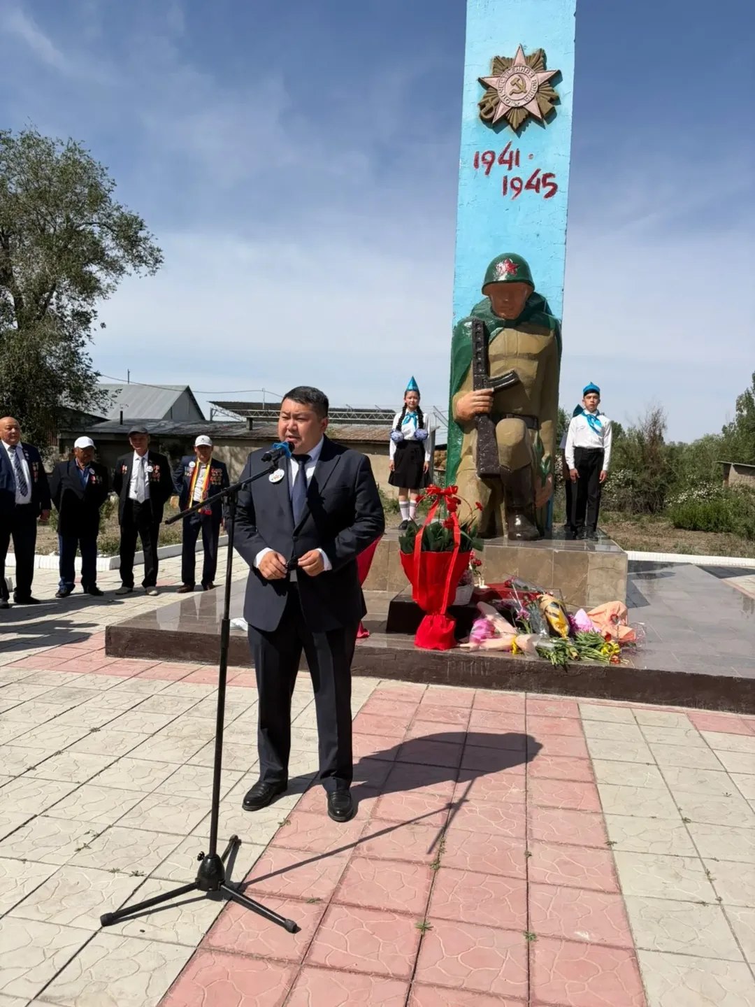Ұлы Жеңіс күніне арналған гүл қою рәсімі