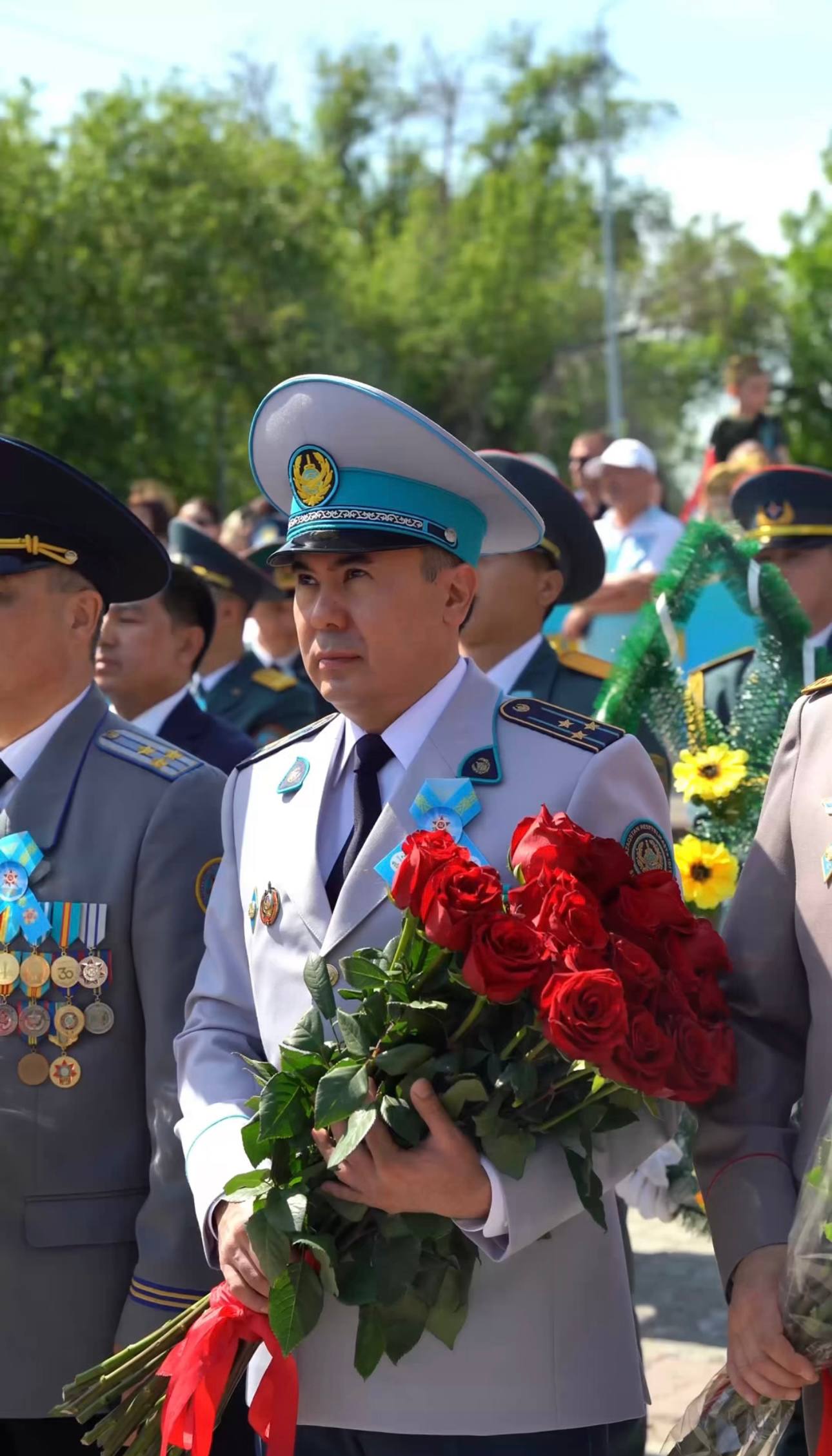 9 мамыр – Ұлы Жеңіс күніне орай Семей қаласындағы Жеңіс саябағында орналасқан «Мәңгілік алау» монументіне гүл шоқтарын қою рәсімі өтіп, майдан даласында қаза тапқан боздақтар рухы бір минут үнсіздікпен еске алынды.