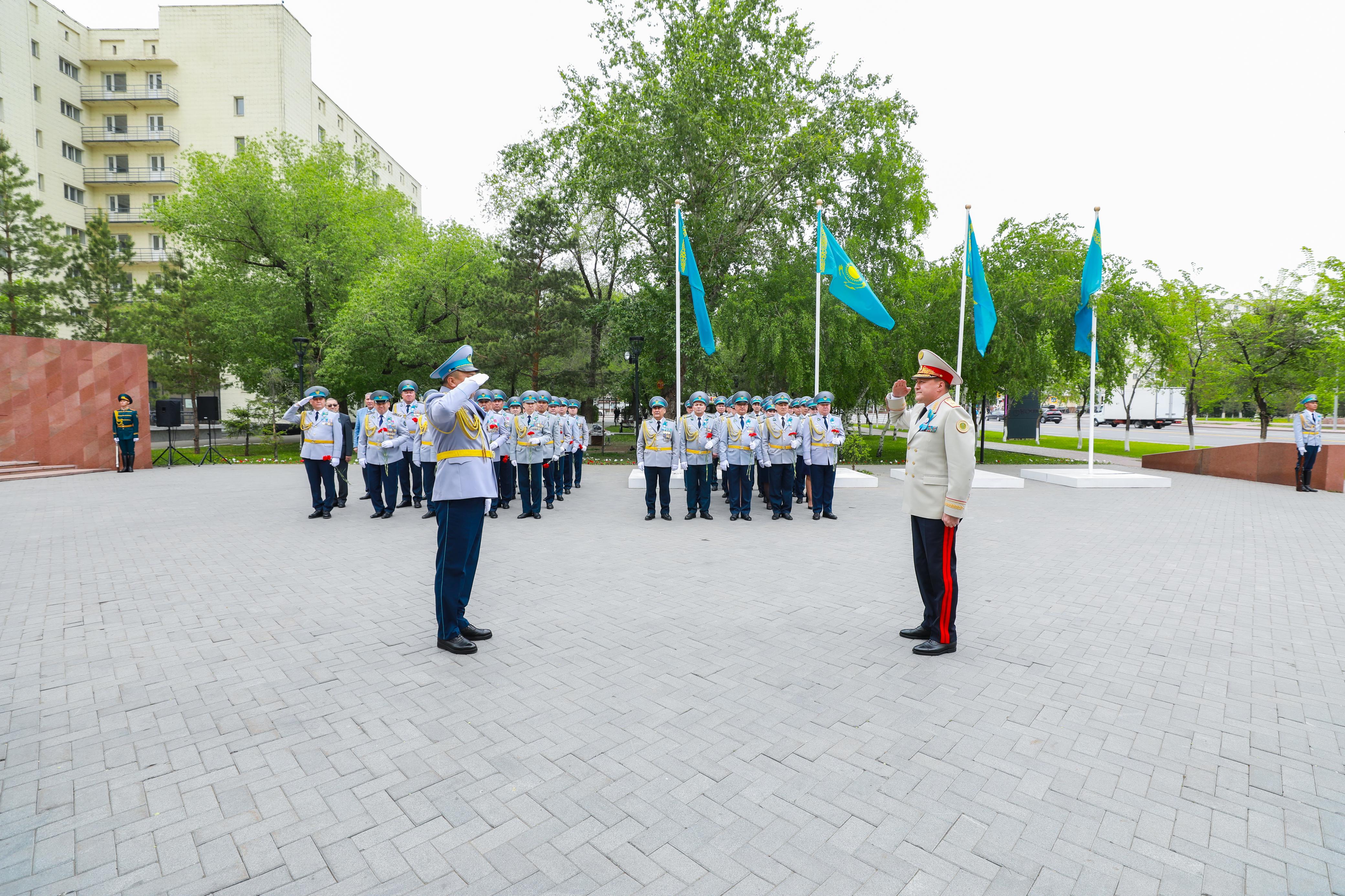 В Астане руководство Департамента полиции почтило память героев Великой Победы