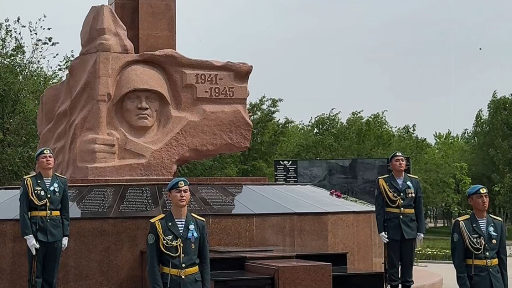 Алматы облысының полицейлері мәңгілік алау ескерткішіне гүл шоқтарын қойып, ерлердің рухына тағзым етті