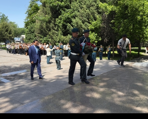 Ескерткіш стелалар мен мемориалдарға гүл қою рәсімі өтті