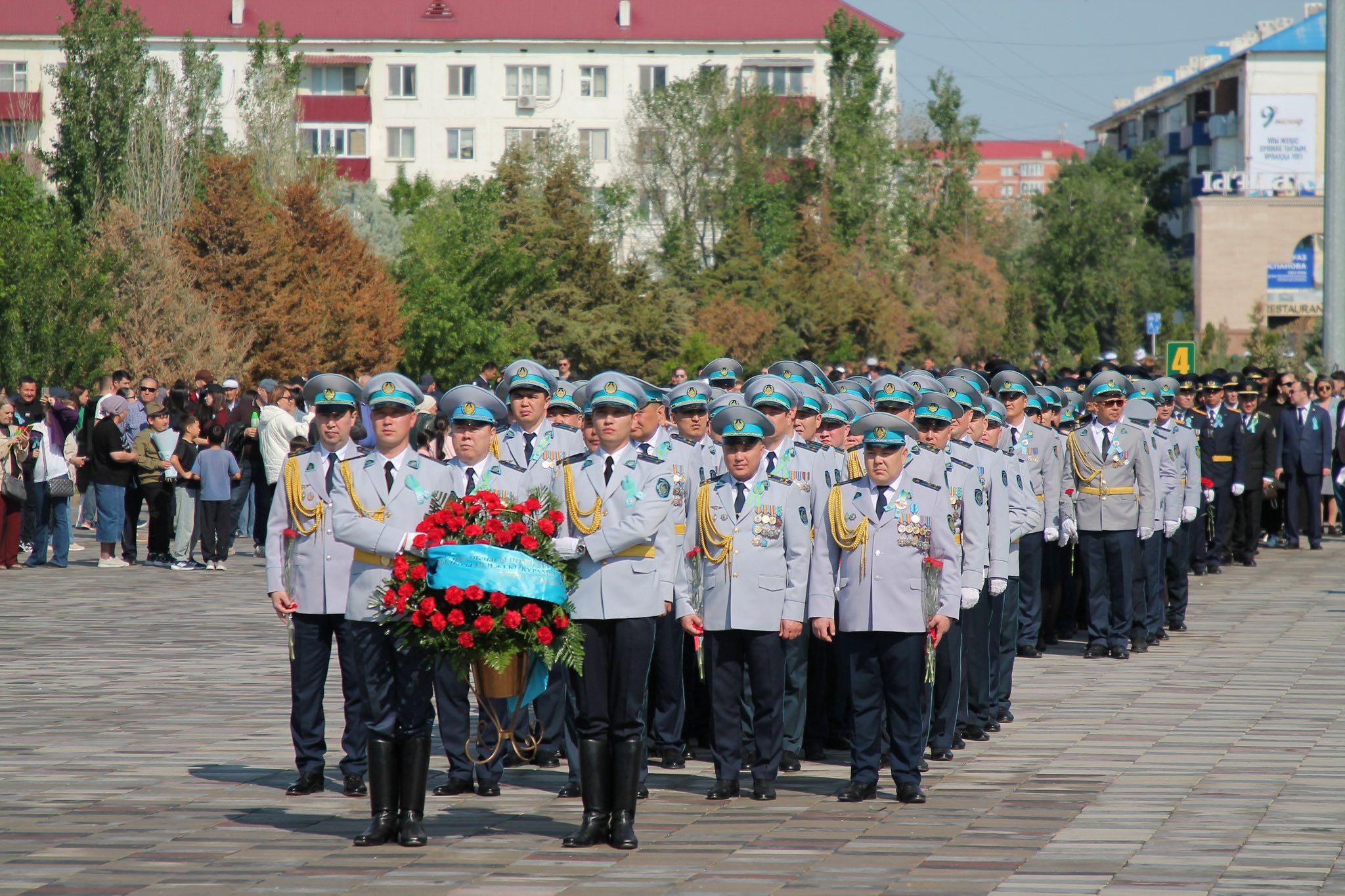 «Жеңіс күні»: Атырау полицейлері Мәңгілік алауға гүл шоқтарын қойды