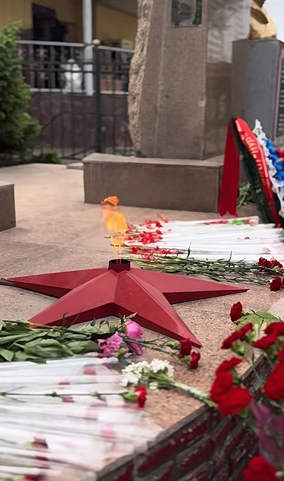 09.05.2026 ж. Рахат ауылдық округіне қарасты Азат ауылында орналасқан ҰОС ардагерлеріне арналған ескерткішке гүл шоқтарын қою рәсімі өткізілді.