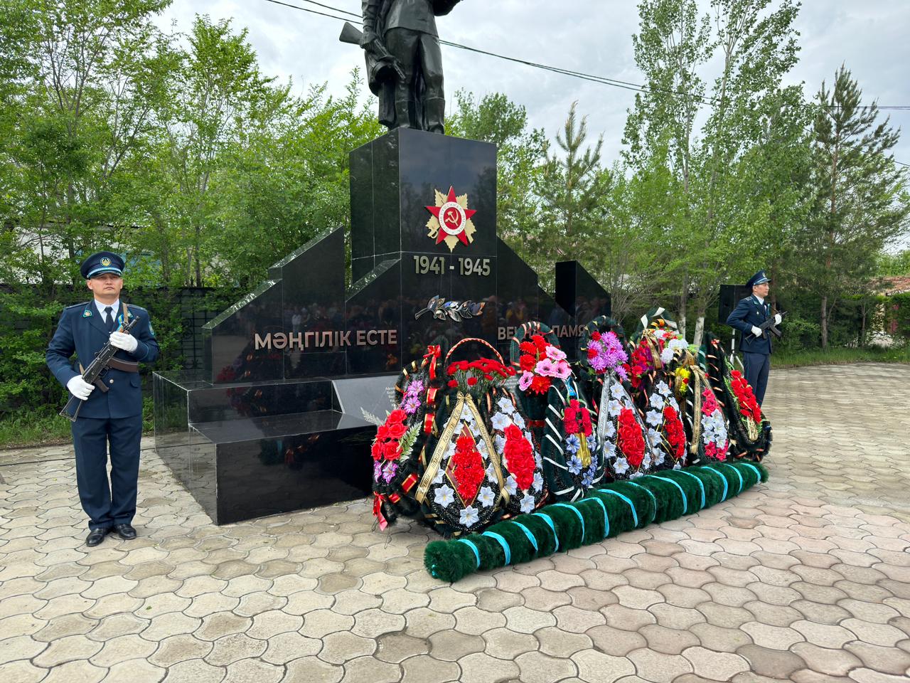 Есіл ауданында 9 Мамыр — Жеңіс күніне арналған Мәңгілік алауға гүл шоқтарын қою рәсімі өтті.