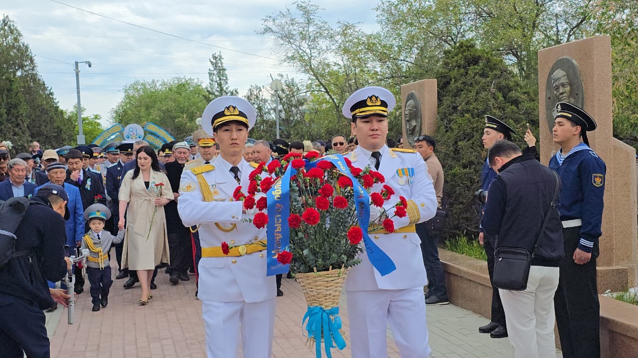 Еске алу белгісі: ТЖД қызметкерлері Мәңгілік алауға гүл шоқтарын қойды