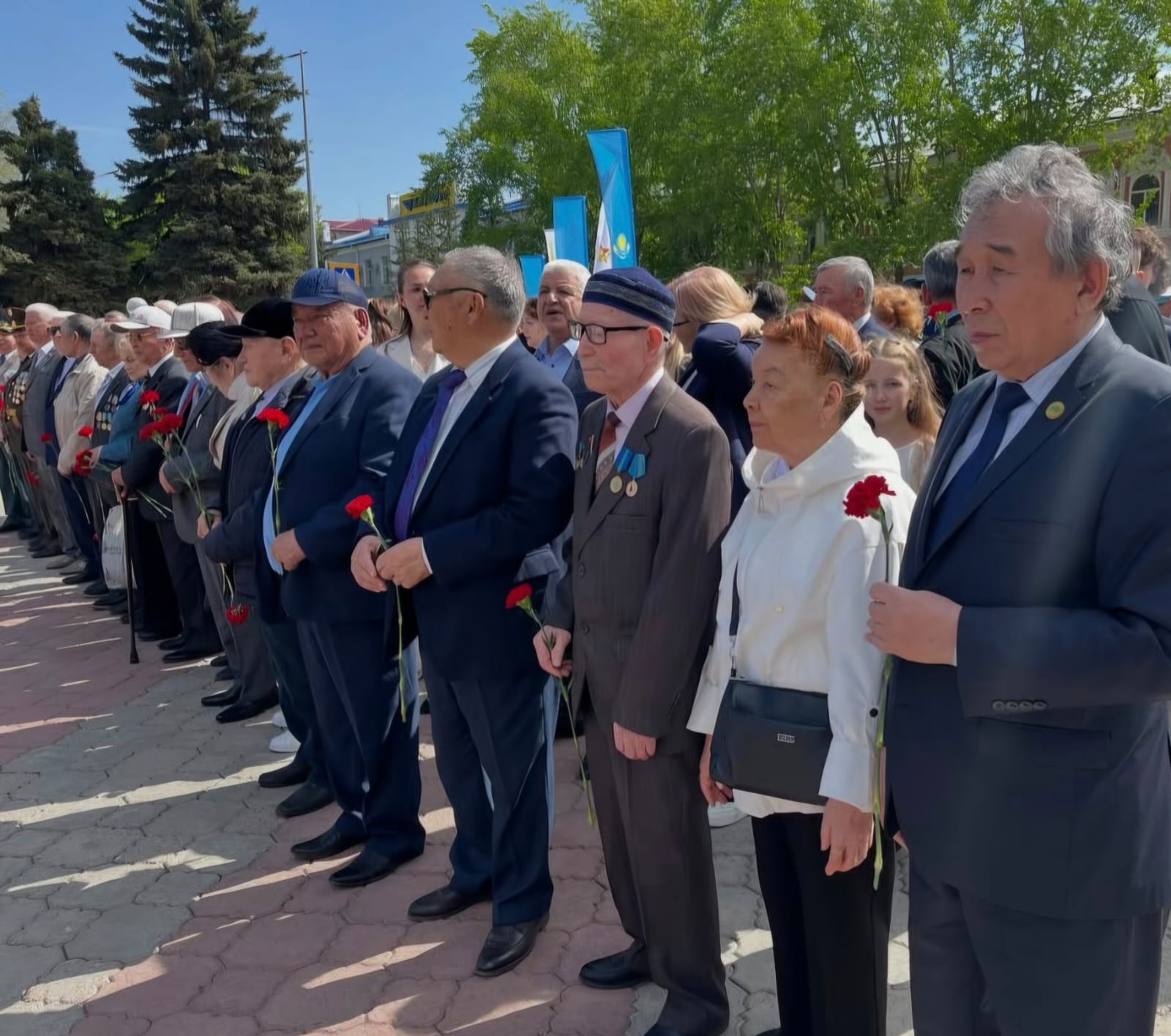 Басқарма қызметкерлері Отан қорғаушылардың рухына тағзым етті