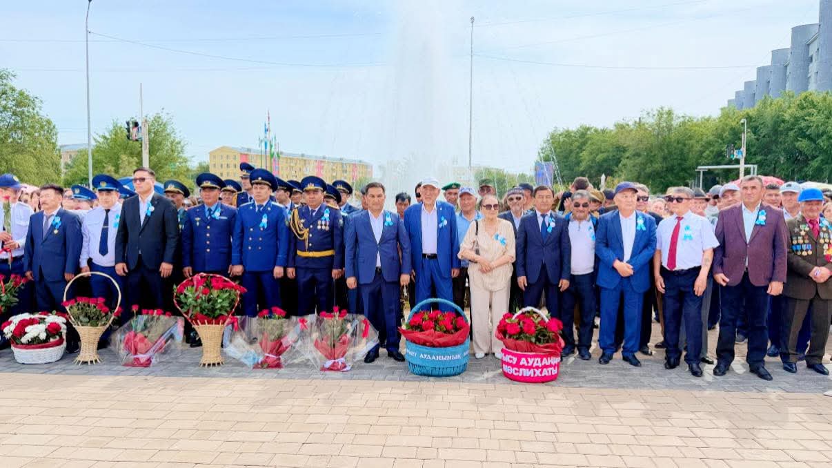 Ұлы Жеңіс күні мерекесіне орай гүл шоғын қою рәсімі өтті