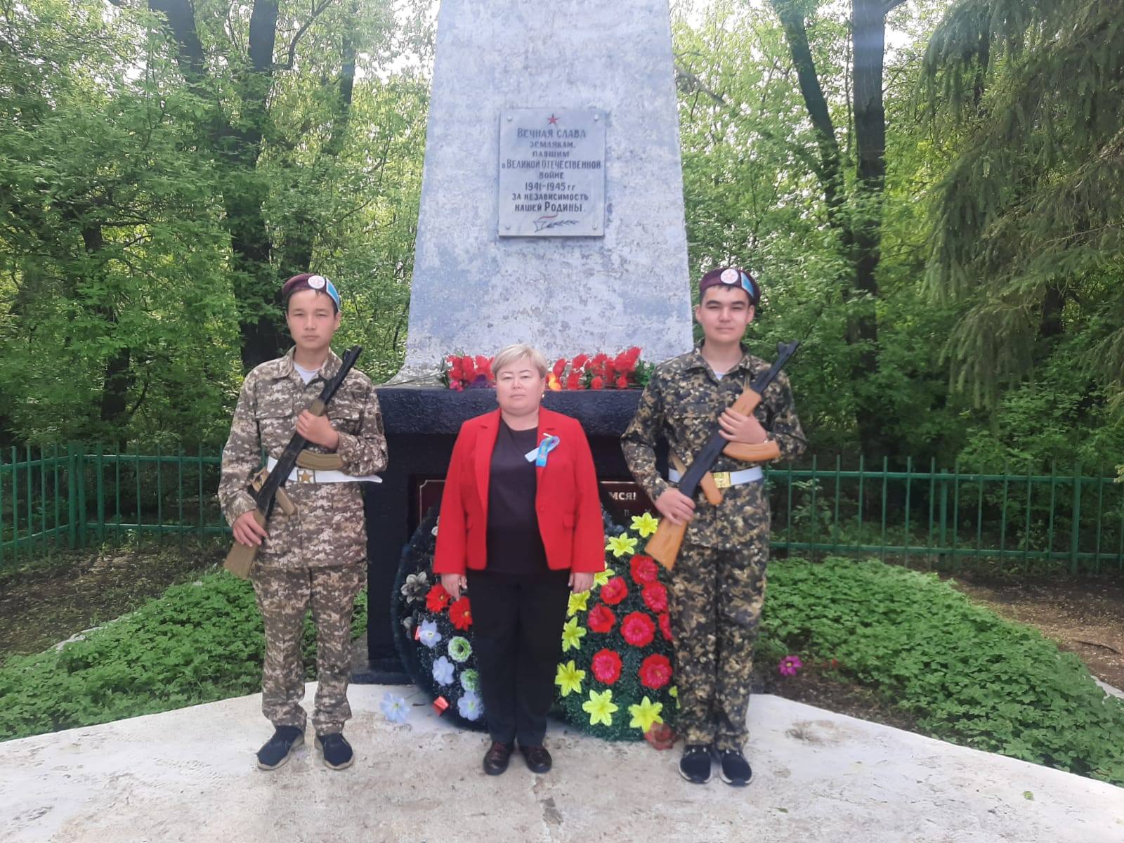 9 мамыр күні, Мирный ауылдық округінде Ұлы Отан соғысы батырларына арналған ескерткіштерге гүл шоқтарын қою рәсімі өтті