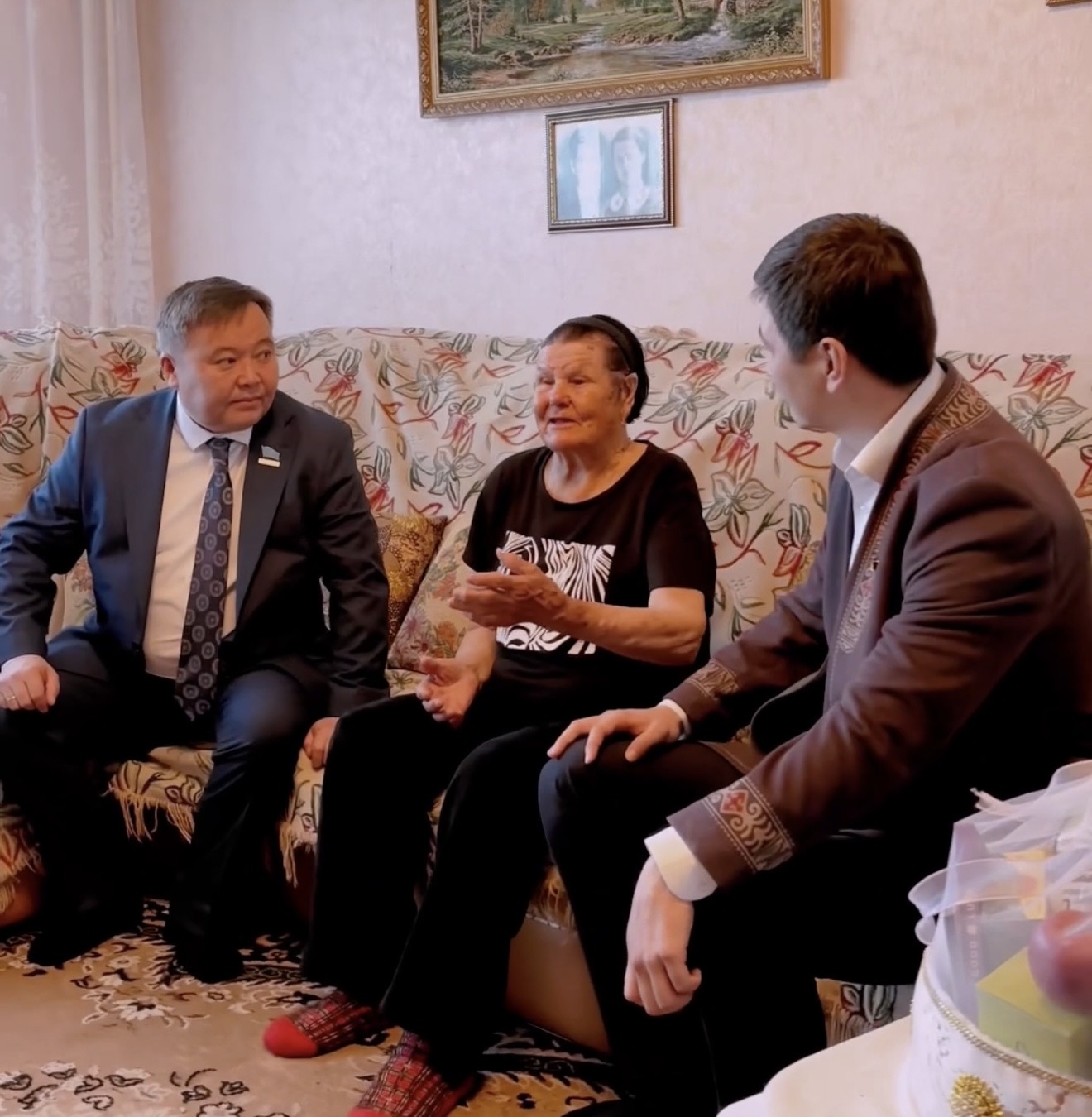 Ақтау қалалық мәслихатының депутаттары тыл ардагерлеріне құрмет көрсетті