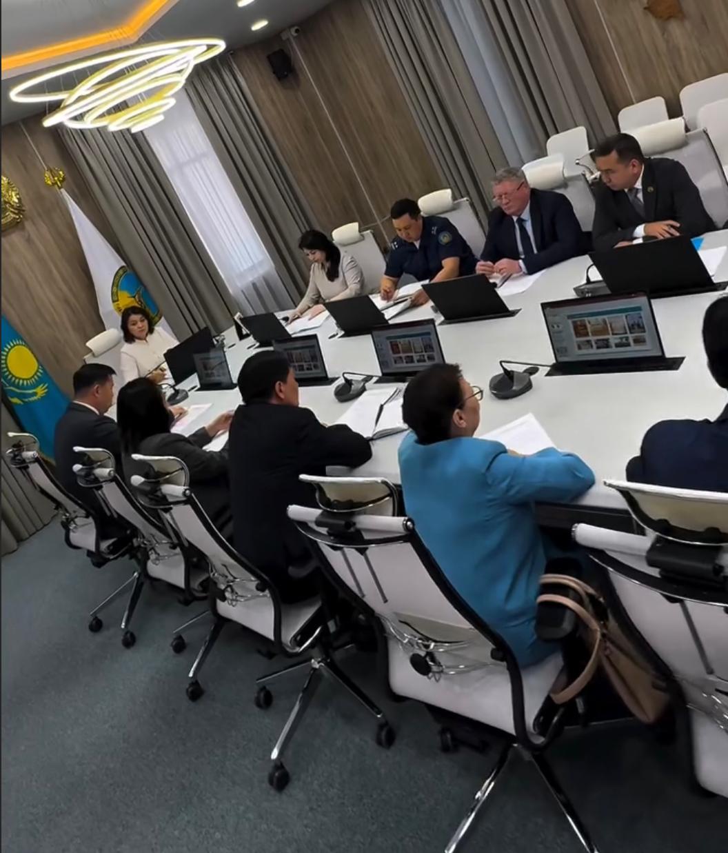Кәмелетке толмағандардың істері және олардың құқықтарын қорғау жөніндегі облыстық комиссияның отырысына қатысу
