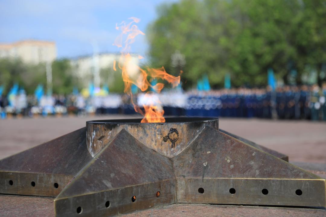 Жеңіс күні ақтөбеліктер Даңқ обелискісіне гүл шоқтарын қойды