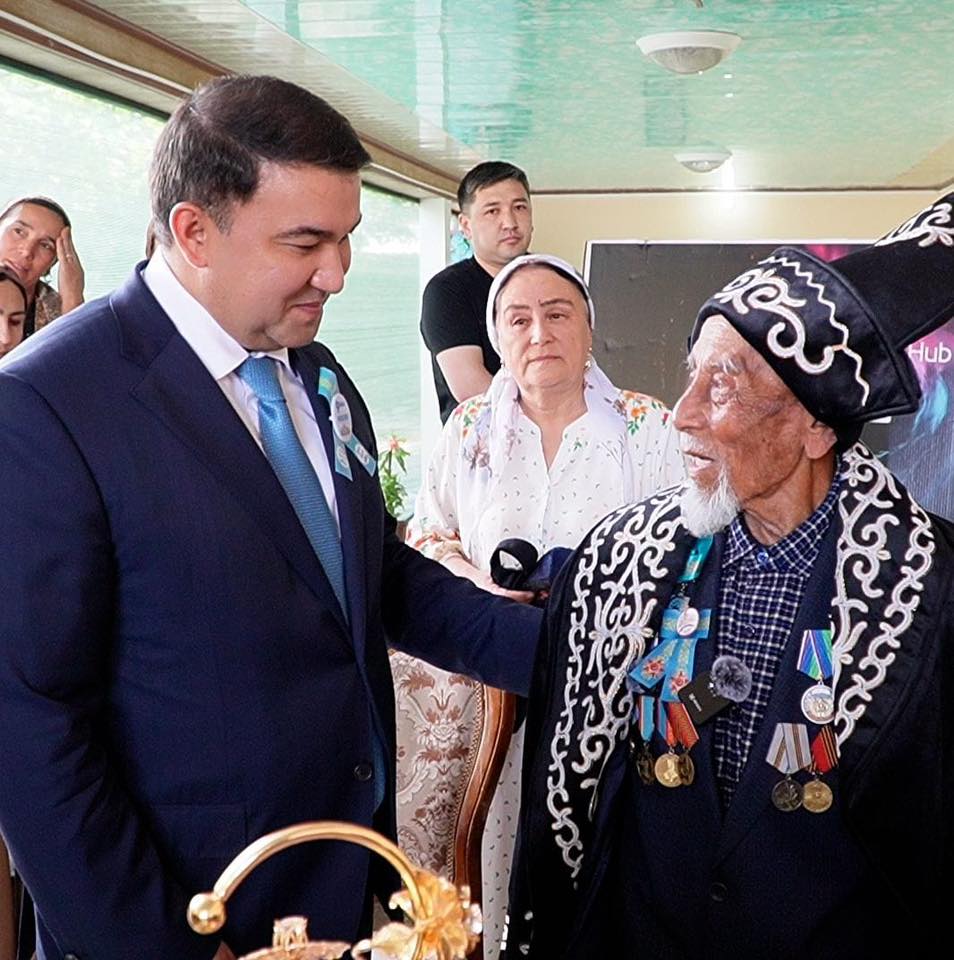 НҰРАЛХАН КӨШЕРОВ ҒАСЫР ЖАСАҒАН АРДАГЕРДІҢ ШАҢЫРАҒЫНА БАРЫП, АРНАЙЫ ҚҰТТЫҚТАДЫ