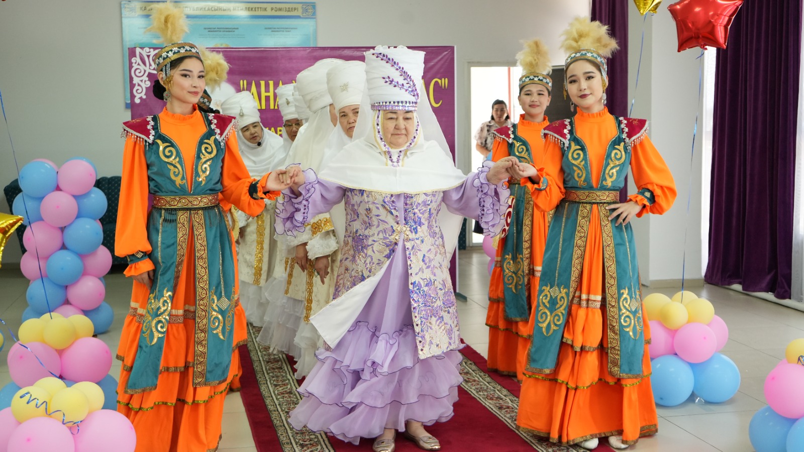 Жарылқасын Ізбайқызының 80 жылдық мерейтойына арналған «Ана жүрек – 80 жас» атты шығармашылық кеш жоғары деңгейде аталып өтті: