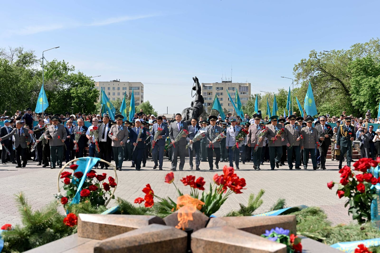 Жеңіс саябағында Ұлы Жеңістің 81 жылдығына арналған «Мәңгілік алауға» Даңқ гирляндасы мен гүл шоқтарын қою рәсімі өтті