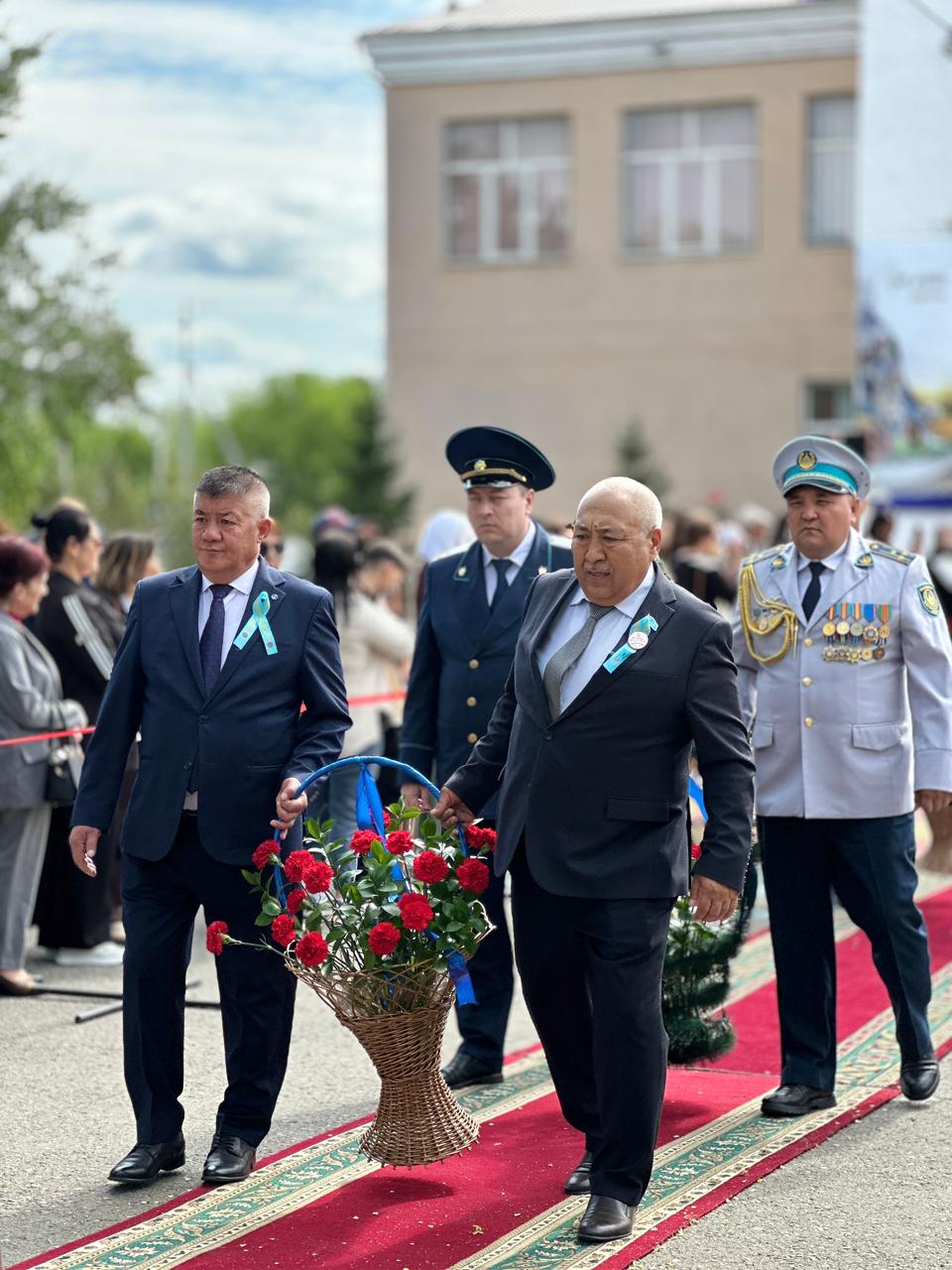 9 Мамыр – Жеңіс күніне орай Ұлы Отан соғысында қаза тапқан жауынгерлерді еске алып, ерлікпен Отан үшін жанын қиған батырлардың рухына тағзым етіп, гүл шоқтары қойылды.