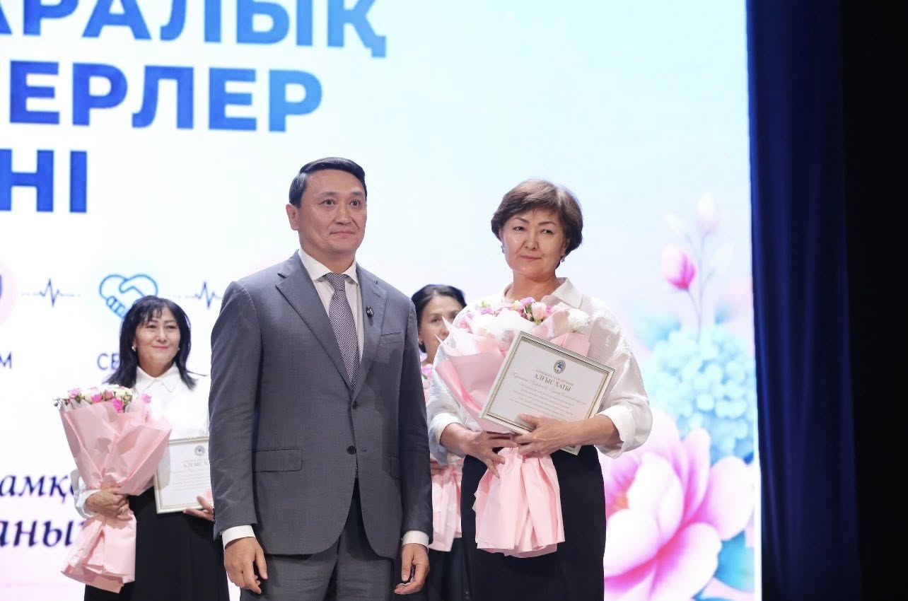 Алматыда медбикелер мен мейіргерлік қызмет ардагерлеріне құрмет көрсетілді