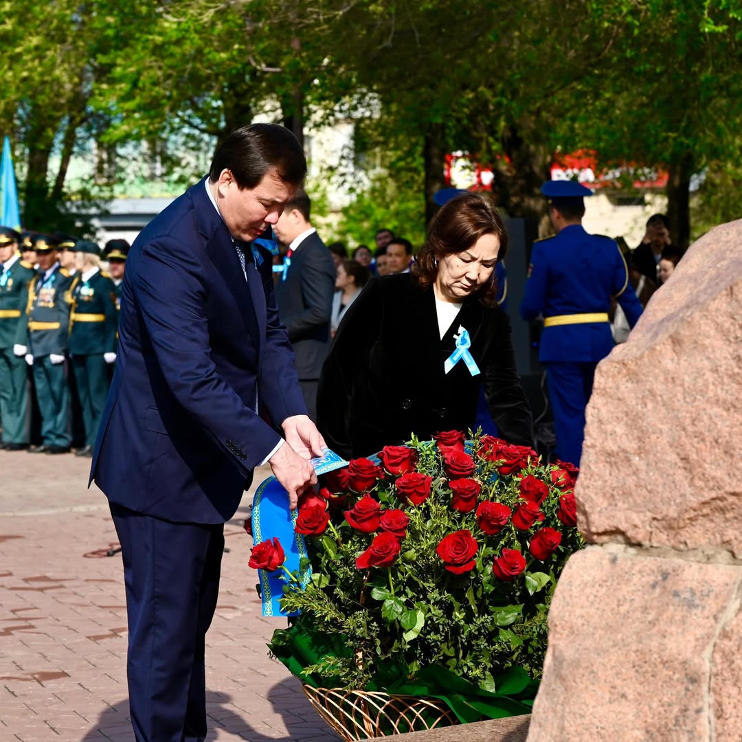 Ақтөбеде Жеңіс күніне орай гүл шоқтарын қою рәсімі өтті.