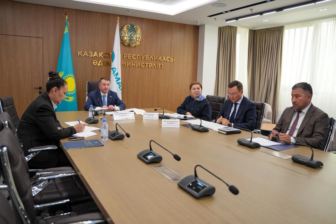 Министр юстиции РК Ерлан Сарсембаев провёл приём граждан в общественной приёмной Центрального аппарата партии AMANAT