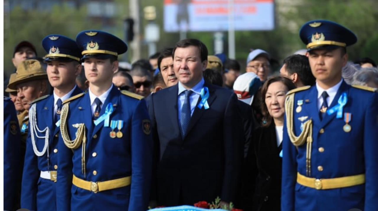 Жеңіс күні ақтөбеліктер Даңқ  обелискісіне гүл шоқтарын қойды
