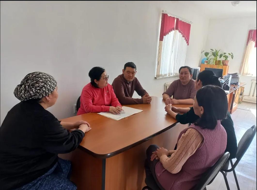 Қарашыған ауылдық округінің әкімдігінде әкімшілік қызметкерлері және мәдениет үйінің қызметкерлері қатысуымен «Заң мен тәртіп - қоғам айнасы» тақырыбындағы дөңгелек үстел ұйымдастырылды.