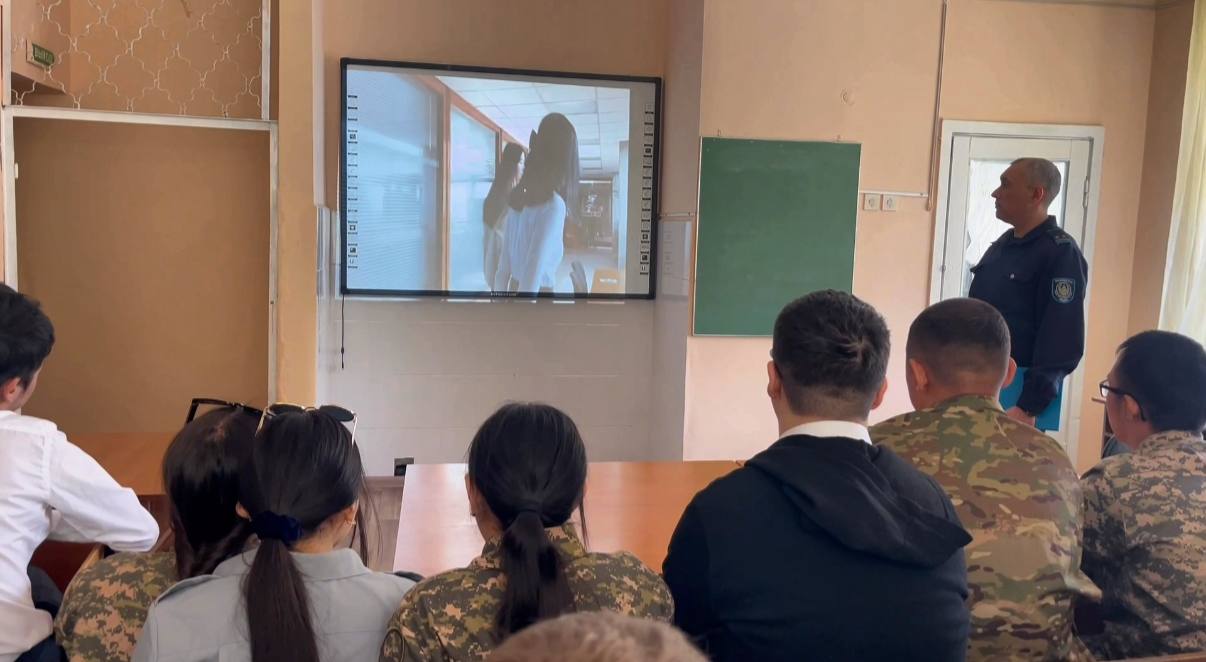 «Бұл — назар аудару емес, бұл — қудалау»: Абай облысында полицейлер студенттерге сталкингтің алдын алу бойынша сабақ өткізді