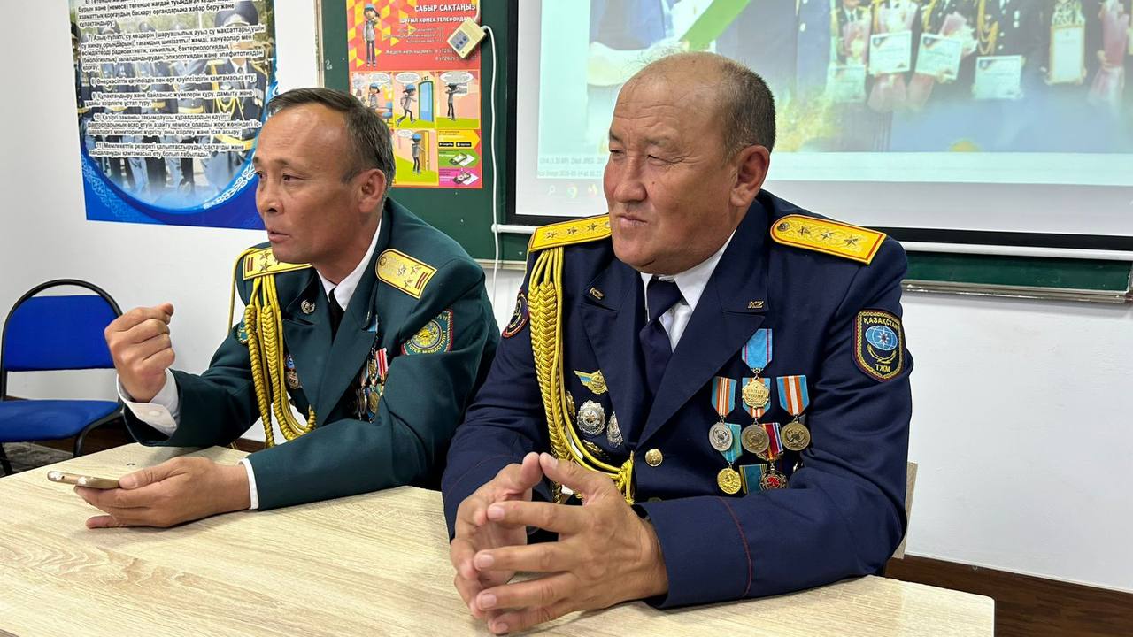 Студенттер бейбіт күннің батырларымен кездесті