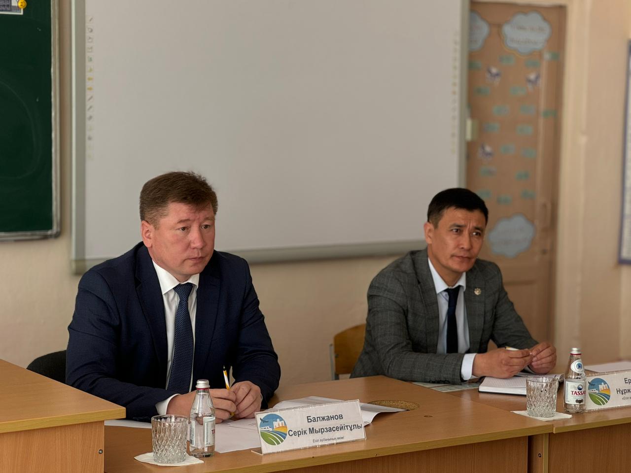 Бүгін аудан әкімі Интернациональное және Юбилейное ауылдарының тұрғындарымен кездесті.