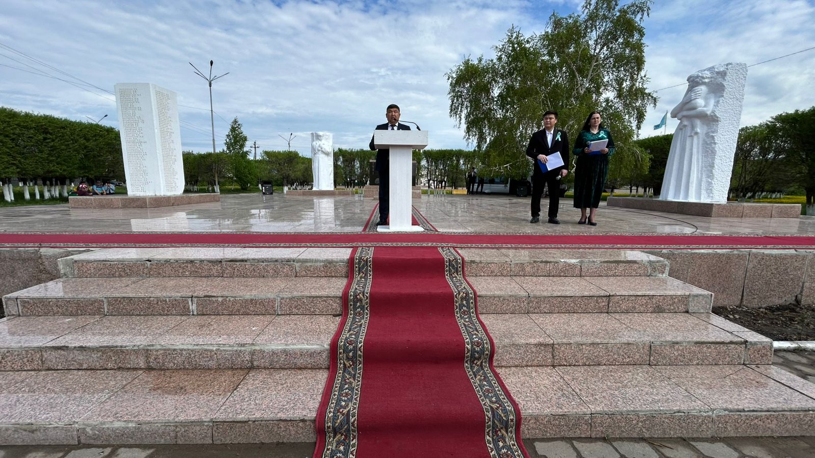 2026 жылғы 9 мамыр күні Сарыкөл кентінің орталық алаңында Ұлы Жеңіс күніне арналған гүл шоқтарын қою рәсімі өтті.