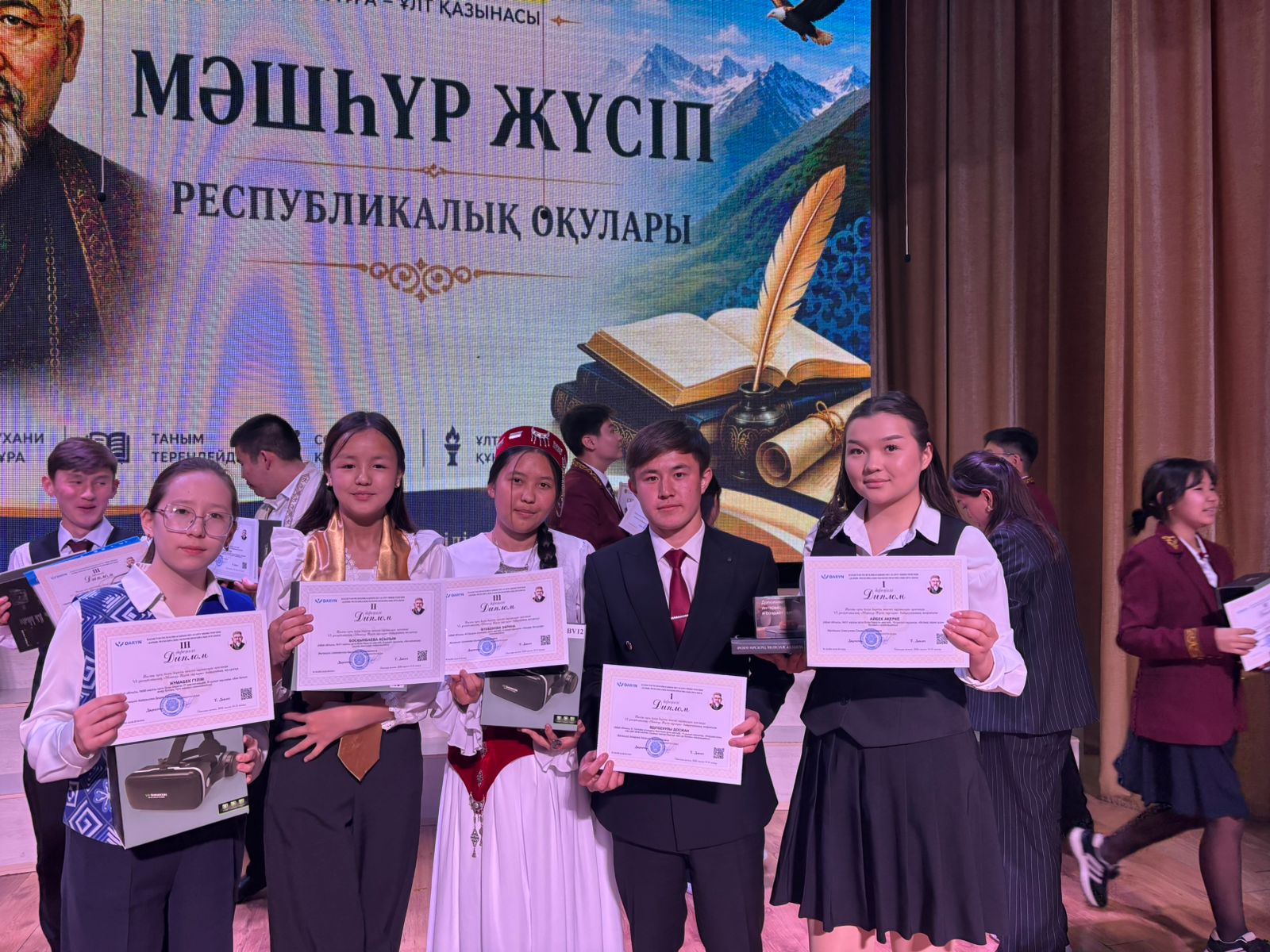СЕМЕЙЛІК ОҚУШЫЛАР РЕСПУБЛИКАЛЫҚ БАЙҚАУДА ТОП ЖАРДЫ!