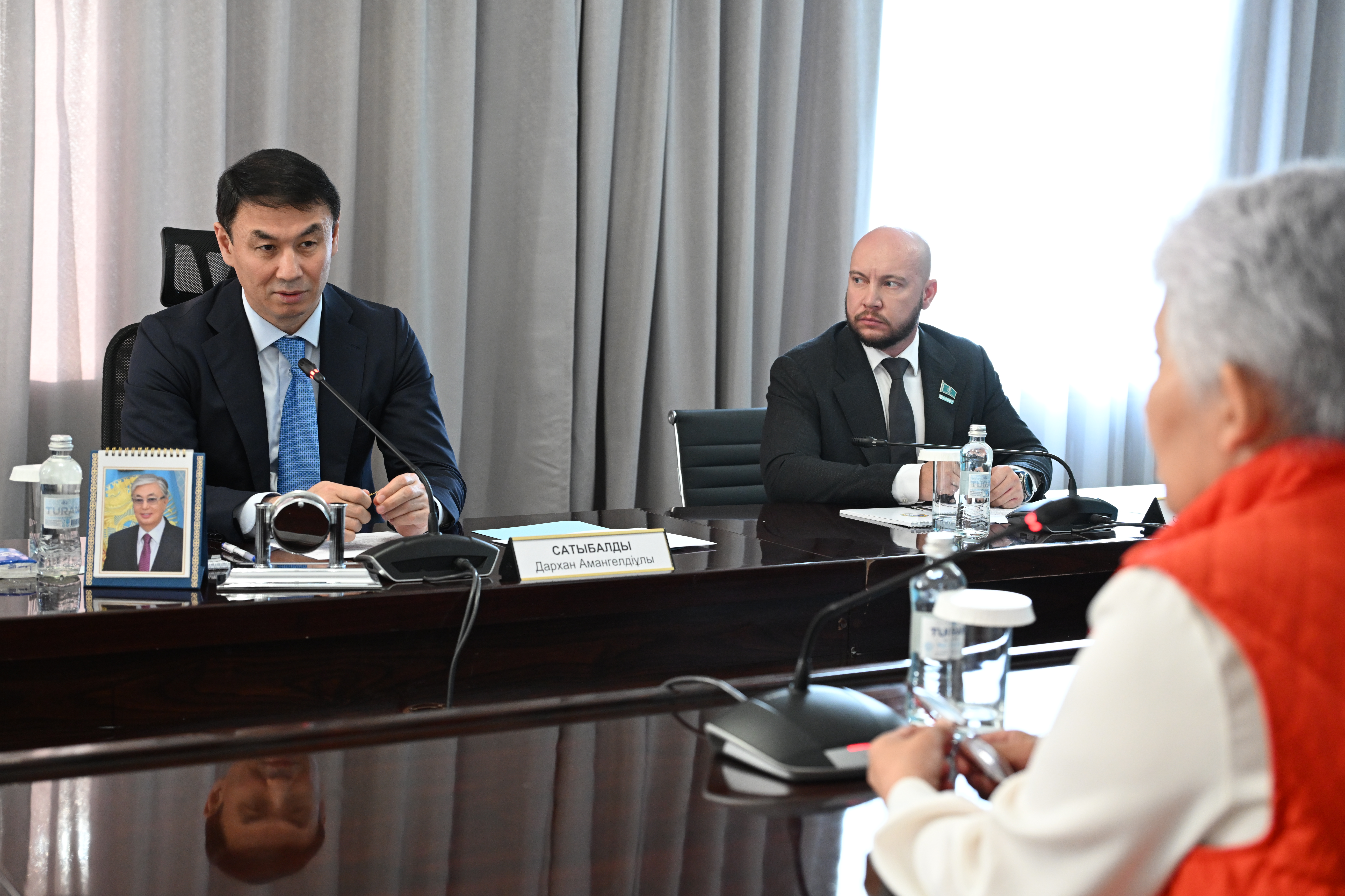 Алматы әкімі AMANAT партиясы алаңында тұрғындарды қабылдады