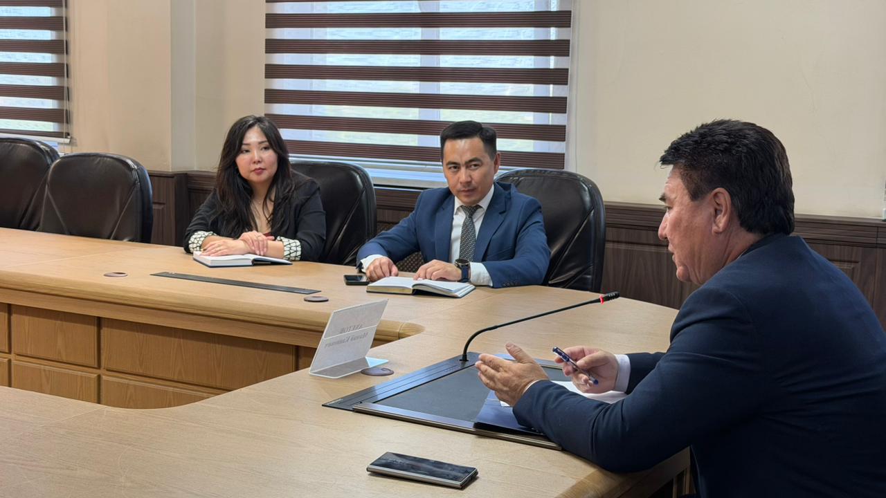 Бүгін Алматы қаласы Алатау ауданы әкімінің аппаратында мемлекеттік қызметшілердің қатысуымен кеңейтілген жиын өтті.