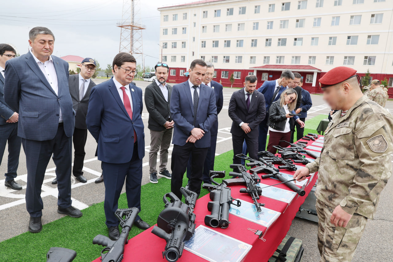 Заң мен тәртіп сақшылары: Ұлттық ұлан Конституциялық сот өкілдерін қабылдады