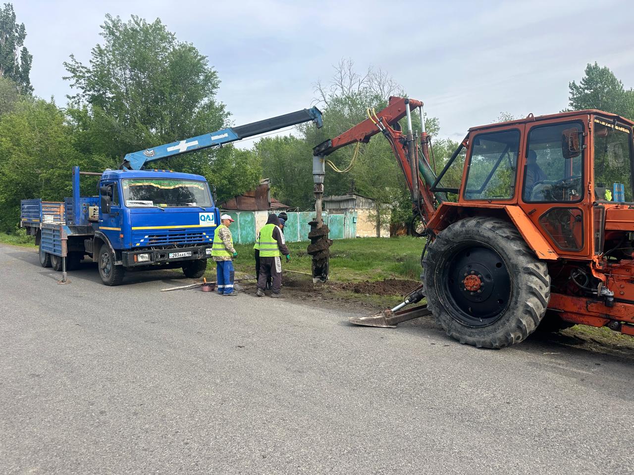 Токжайлау ауылының Тойжанов көшесіне түнгі жарық шамдары орнатылуда