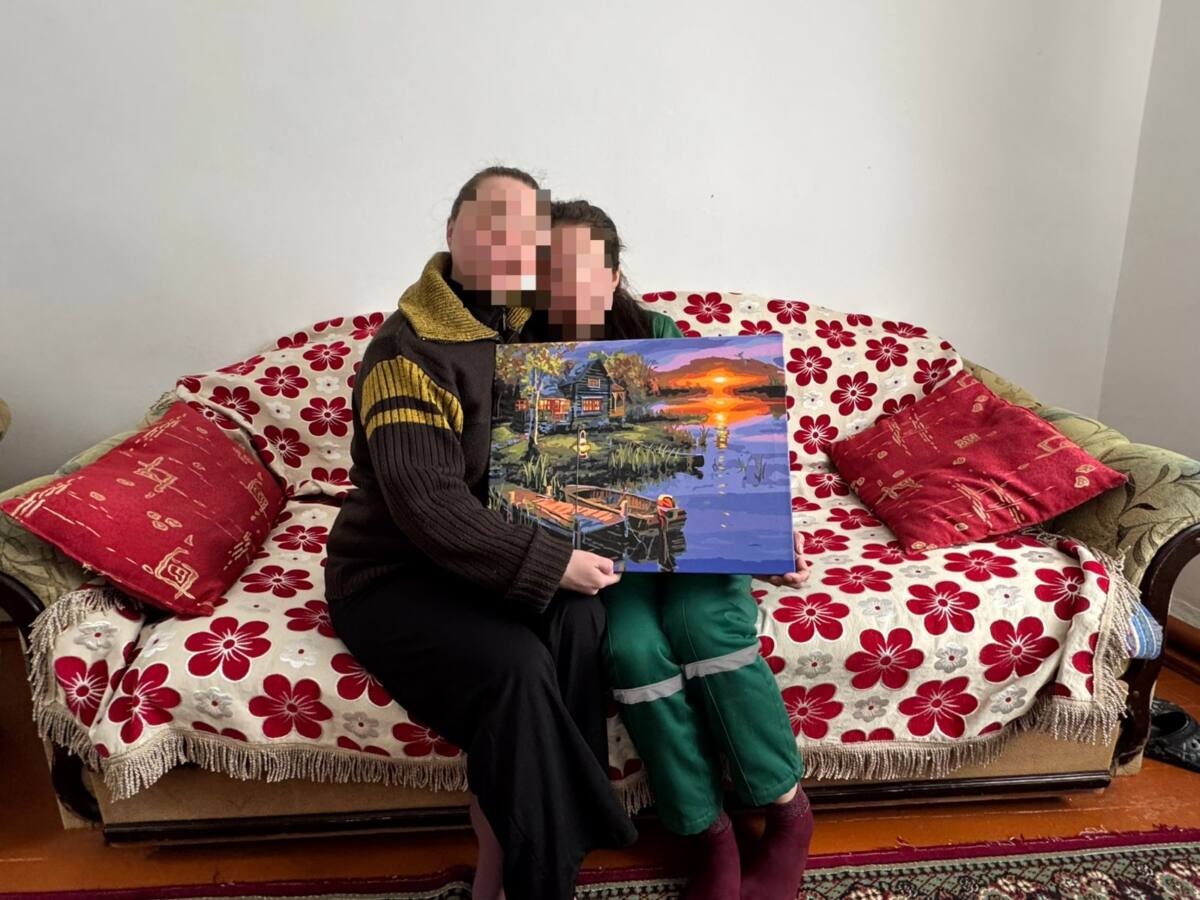 Өз қолымен сыйлық: Абай облысы бойынша ҚАЖ әйелдер колониясының сотталушысы анасын мерейтойымен құттықтады