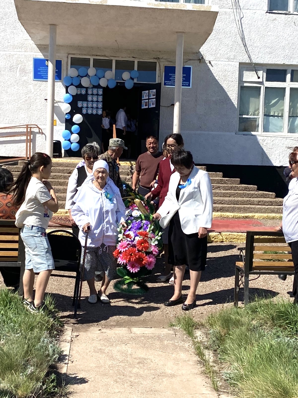 9 мамыр - Ұлы Жеңіс күніне орай Бозтал ауылындағы соғыс ардагерлеріне арналған монументке гүл шоқтарын қою рәсімі өтті