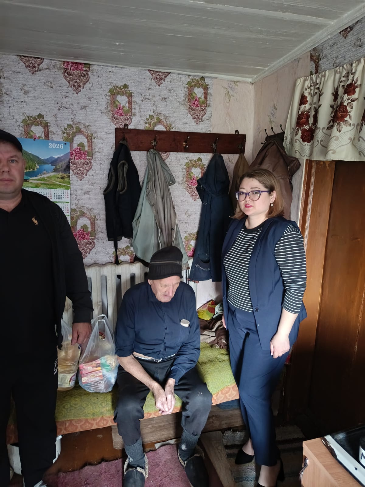 Жамбыл ауданы әкімдігінің экономика және қаржы бөлімінің ұжымы ауданымыздың тұрғыны Степан Васильевич Сомовқа барды