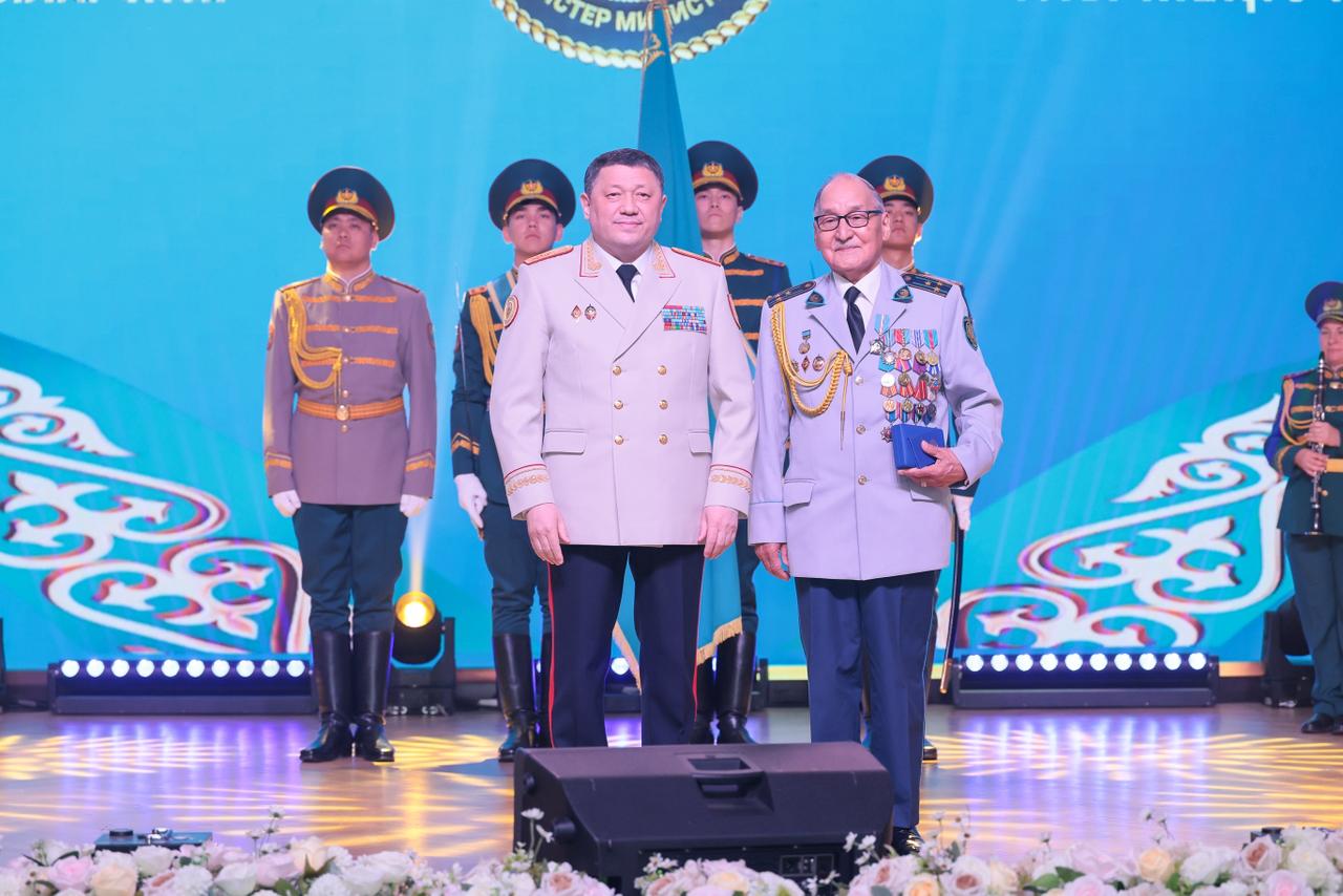 Жарты ғасырлық адал қызмет: ШҚО полиция ардагеріне «Құрмет» ордені табысталды