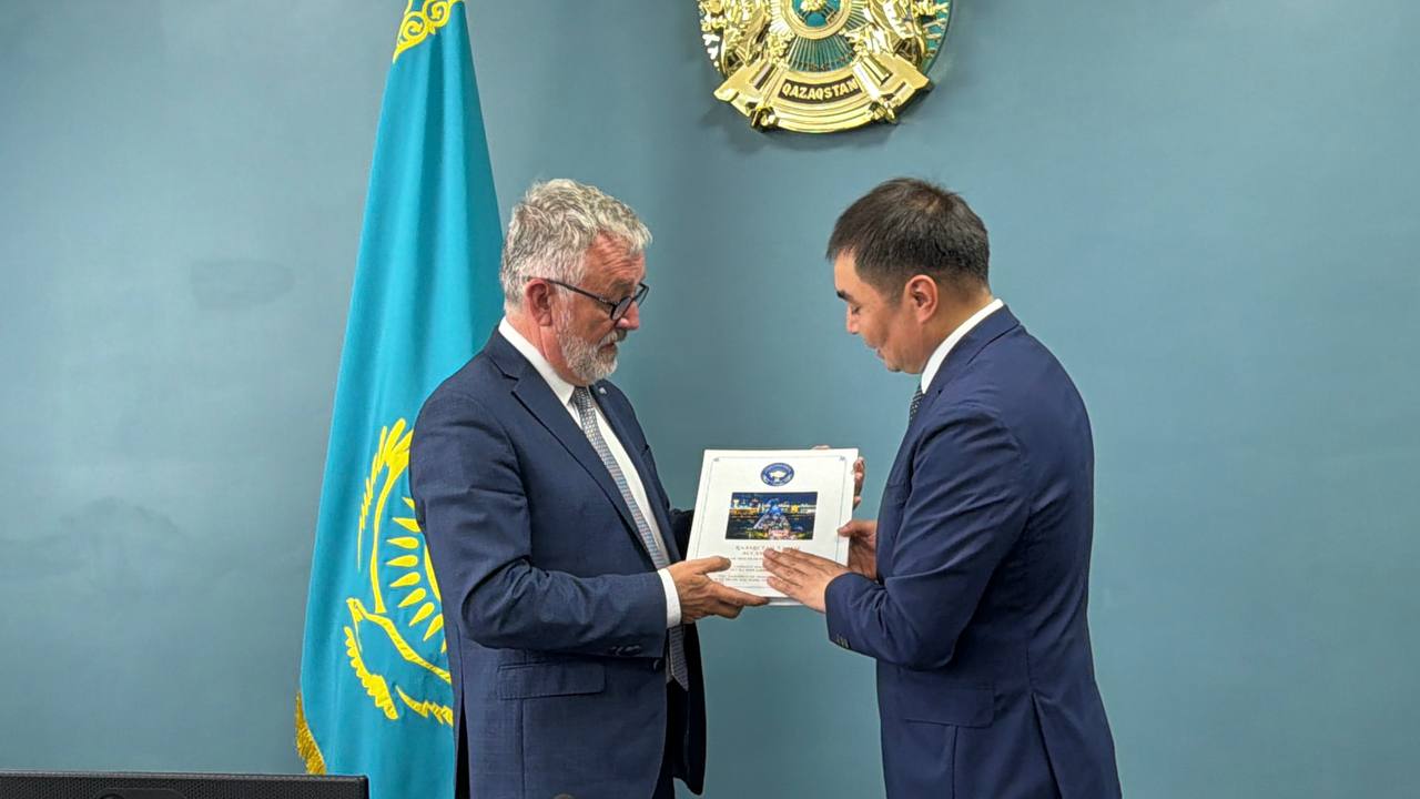 Сегодня, 18 мая 2026 года, Карагандинскую область с рабочим визитом посетила делегация Федеративной Республики Германия во главе с Уполномоченным Федерального правительства Германии по делам переселенцев и национальных меньшинств доктором Берндом Фабрициусом.