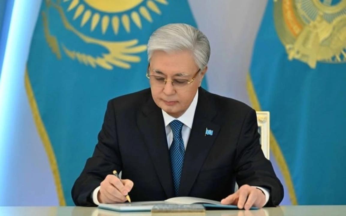Президент кітап оқу мәдениетін дамыту және зерделі ұлт қалыптастыру жөніндегі шаралар туралы Жарлыққа қол қойды