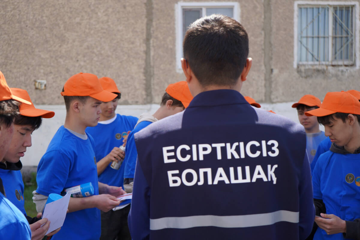 Екібастұзда полицейлер мен еріктілер есірткі граффитилерін жойды