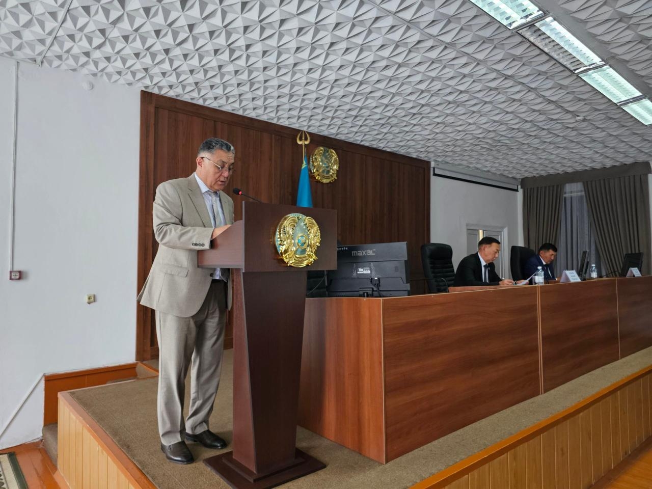 Байзақ аудандық мәслихаттың кезектен тыс LХІІI – сессиясы өтті