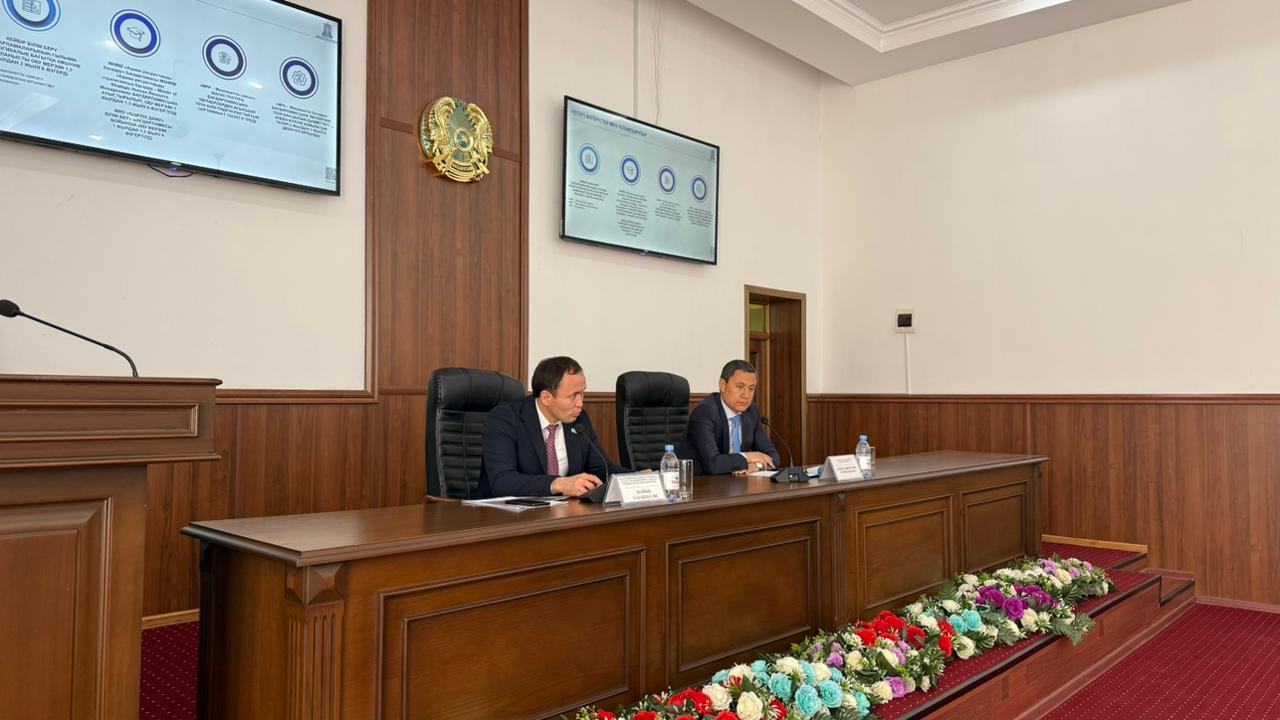 Представитель Академия государственного управления при Президенте Республики Казахстан встретился с госслужащими Алакольского района
