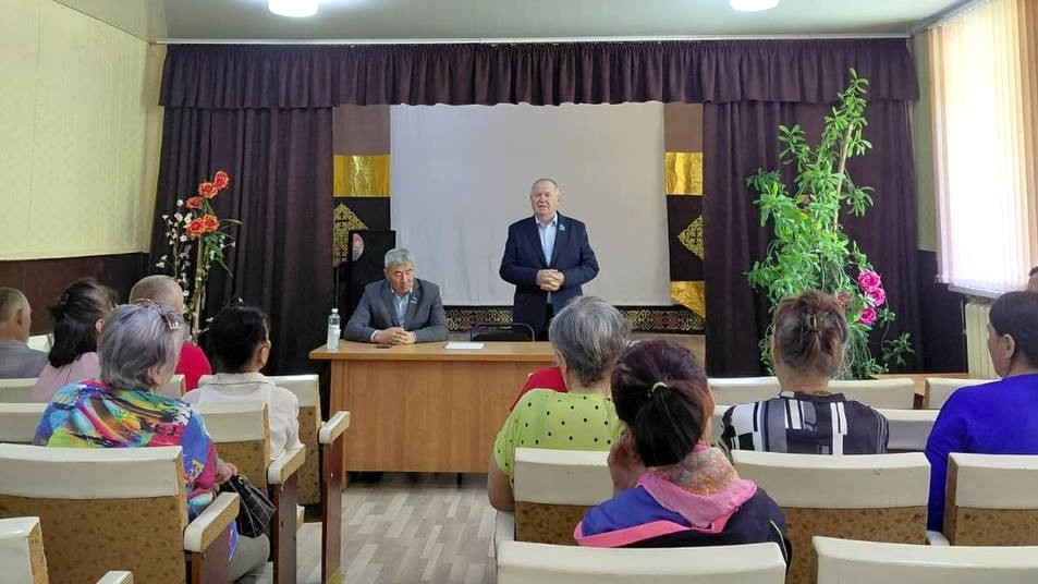 Депутаты обсудили проблемы села с жителями