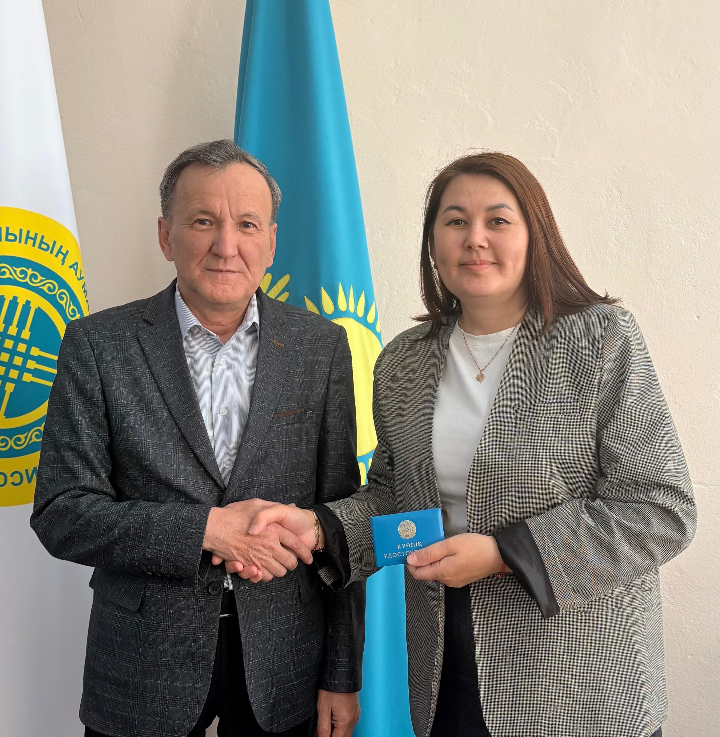 Сайланған әкімге куәлік тапсыру