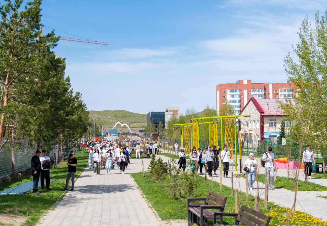 Өскеменде мектеп түлектері атаулы ағаш отырғызды